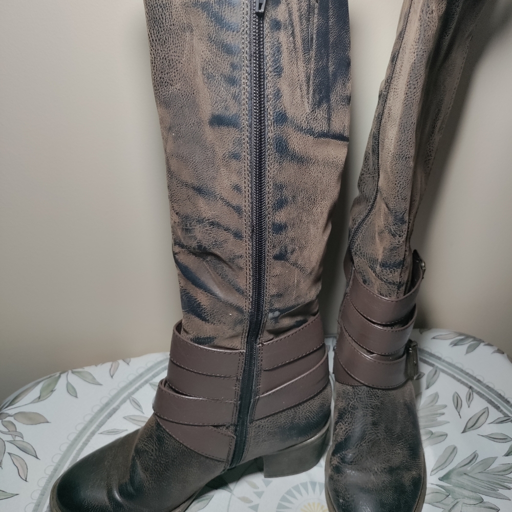 Brown size 6 boots unr8ed
